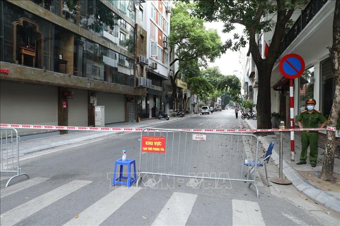 Trong ảnh: Ngày 19/7/2021, lực lượng chức năng tiến hành phong toả tạm thời phố Bùi Thị Xuân phục vụ công tác rà soát, kiểm soát dịch COVID-19. Ảnh: Minh Quyết - TTXVN