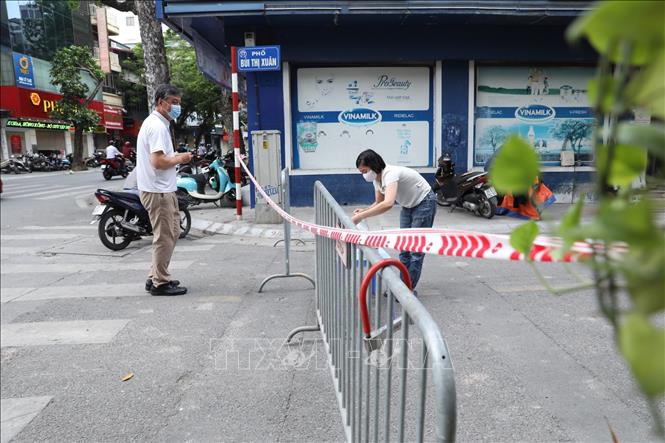 Trong ảnh: Ngày 19/7/2021, lực lượng chức năng tiến hành phong toả tạm thời phố Bùi Thị Xuân phục vụ công tác rà soát, kiểm soát dịch COVID-19. Ảnh: Minh Quyết - TTXVN