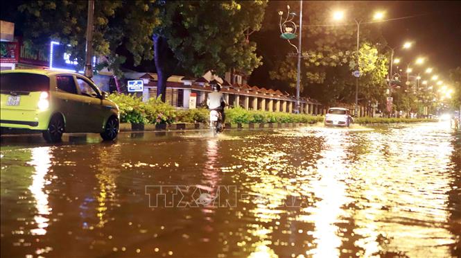 Trong ảnh: Mưa lớn gây ngập cục bộ tại đường Mê Linh thành phố Vĩnh Yên. Ảnh: Hoàng Hùng -TTXVN