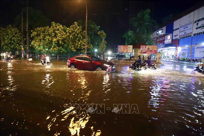 Trong ảnh: Mưa lớn gây ngập úng trước cửa Siêu thị Co.opmart thành phố Vĩnh Yên. Ảnh: Hoàng Hùng -TTXVN
