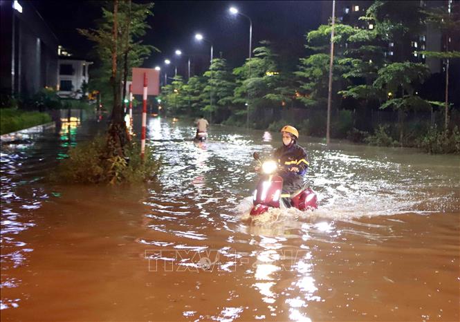 Trong ảnh: Mưa lớn gây ngập cục bộ tại đường Mê Linh, thành phố Vĩnh Yên. Ảnh: Hoàng Hùng -TTXVN