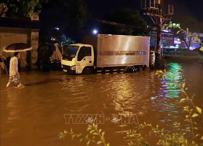 Trong ảnh: Đường Mê Linh, thành phố Vĩnh Yên ngập cục bộ do mưa lớn. Ảnh: Hoàng Hùng -TTXVN