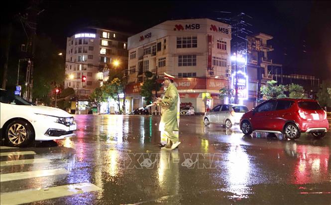 Trong ảnh: Cảnh sát giao thông điều tiết phân luồng giao thông tại ngã tư đường Tôn Đức Thắng - Mê Linh thành phố Vĩnh Yên. Ảnh: Hoàng Hùng -TTXVN