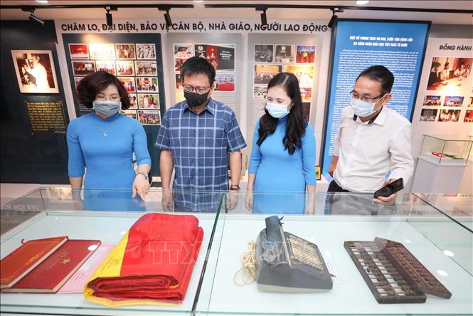 Trong ảnh: Phòng truyền thống là nơi lưu lại dấu ấn chặng đường 70 năm, khơi dậy lòng tự hào và phát huy tinh thần trách nhiệm của đội ngũ cán bộ Công đoàn ngành Giáo dục, viết tiếp những trang sử hào hùng của ngành. Ảnh: Thanh Tùng - TTXVN
