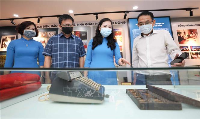 Trong ảnh: Phòng truyền thống Công đoàn Giáo dục Việt Nam được hoàn thành và đưa vào sử dụng là hoạt động thiết thực chào mừng kỷ niệm 70 năm ngày truyền thống của ngành. Ảnh: Thanh Tùng - TTXVN