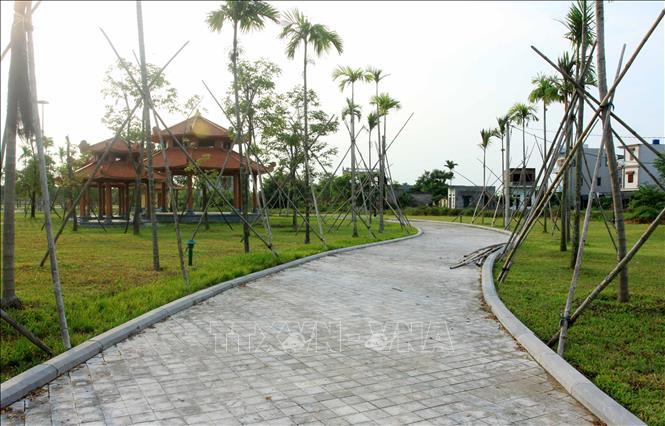 Trong ảnh: Công trình san lấp mặt bằng, đắp núi cảnh quan (giai đoạn 1) khu khuôn viên sinh thái và công trình hạ tầng quảng trường chưa nghiệm thu, bàn giao vẫn thuộc quyền quản lý của đơn vị thi công. Ảnh: Thế Duyệt – TTXVN 