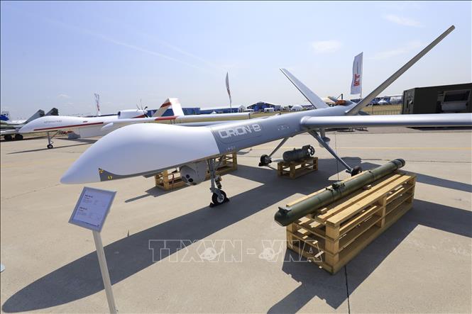 Trong ảnh: Máy bay chiến đấu không người lái Orion và vũ khí đi kèm lần đầu tiên được trưng bày tại triển lãm MAKS 2021. Ảnh: Trần Hiếu - PV TTXVN tại Nga