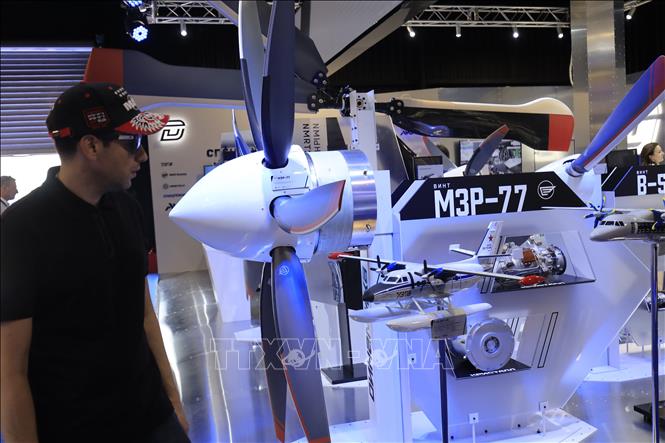 Trong ảnh: Khách tham quan mẫu sản phẩm tại MAKS 2021. Ảnh: Duy Trinh - PV TTXVN tại Nga