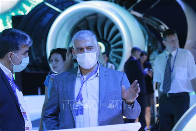 Trong ảnh: Bất chấp đại dịch COVID-19, triển lãm MAKS 2021 nhận được sự quan tâm của đông đảo quan chức và chuyên gia nước ngoài đến tham dự. Ảnh: Trần Hiếu - PV TTXVN tại Nga