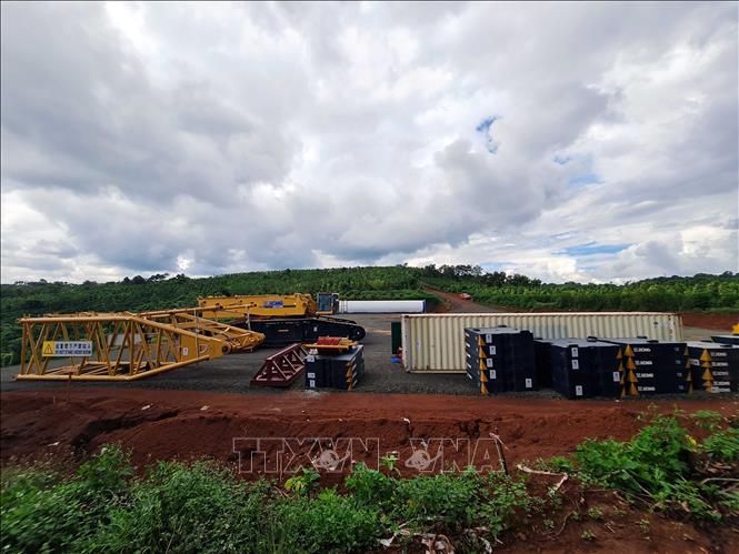 Trong ảnh: Trang thiết bị thi công một trụ điện gió nằm bất động do đường ra vào công trình bị người dân dựng cọc, không cho phương tiện cơ giới lưu thông. Ảnh: Hưng Thịnh – TTXVN