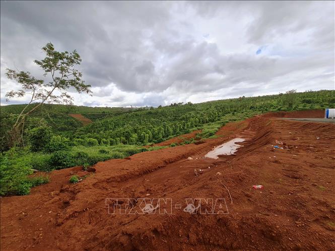 Trong ảnh: Người dân cho rằng đơn vị chủ đầu tư, nhà thầu thi công cố tình “quên” việc thoát nước của công trình. Ảnh: Hưng Thịnh – TTXVN