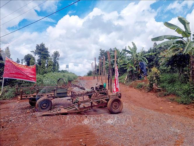 Trong ảnh: Người dân xã Thuận Hà, huyện Đắk Song, tỉnh Đắk Nông chặn đường ra vào cột điện gió và yêu cầu phải giải quyết việc bồi thường, hỗ trợ dứt điểm trước khi tiếp tục thi công. Ảnh: Hưng Thịnh – TTXVN