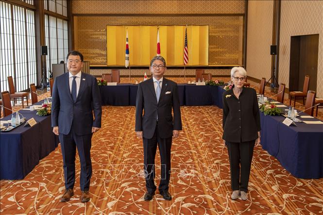 Trong ảnh: Thứ trưởng Ngoại giao Nhật Bản Takeo Mori (giữa), Thứ trưởng Ngoại giao Mỹ Wendy Sherman (phải) và Thứ trưởng Ngoại giao thứ nhất của Hàn Quốc Choi Jong-kun tại cuộc hội đàm ba bên ở Tokyo, Nhật Bản, ngày 21/7/2021. Ảnh: AFP/ TTXVN