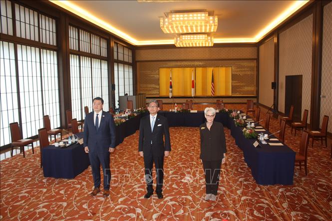 Trong ảnh: Thứ trưởng Ngoại giao Nhật Bản Takeo Mori (giữa), Thứ trưởng Ngoại giao Mỹ Wendy Sherman (phải) và Thứ trưởng Ngoại giao thứ nhất của Hàn Quốc Choi Jong-kun tại cuộc hội đàm ba bên ở Tokyo, Nhật Bản, ngày 21/7/2021. Ảnh: YONHAP/TTXVN