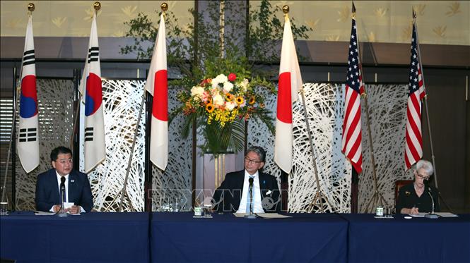 Trong ảnh: Thứ trưởng Ngoại giao Nhật Bản Takeo Mori (giữa), Thứ trưởng Ngoại giao Mỹ Wendy Sherman (phải) và Thứ trưởng Ngoại giao thứ nhất của Hàn Quốc Choi Jong-kun tại cuộc họp báo sau hội đàm ba bên ở Tokyo, Nhật Bản, ngày 21/7/2021. Ảnh: Yonhap/TTXVN