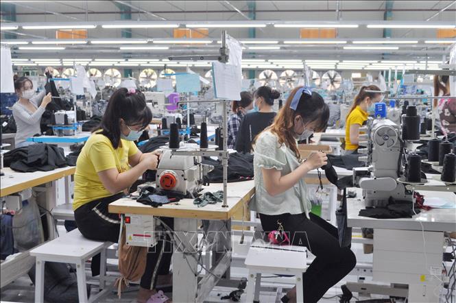 Trong ảnh: Công tác phòng, chống dịch COVID-19 được các đơn vị, doanh nghiệp may mặc trên địa bàn tỉnh Bạc Liêu thực hiện triệt để. Ảnh: Chanh Đa-TTXVN