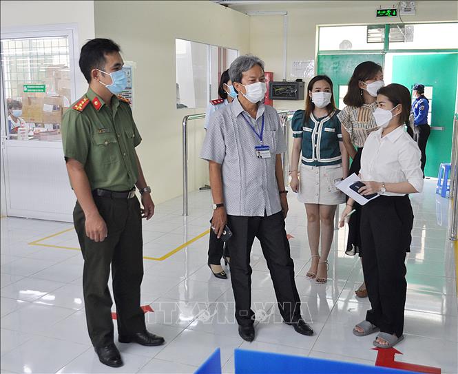 Trong ảnh: Đoàn kiểm tra tỉnh kiểm tra thực tế tại công ty THHH MTV PINETREE (ấp Trà Ban 1, Châu Hưng A, huyện Vĩnh Lợi). Ảnh: Chanh Đa-TTXVN