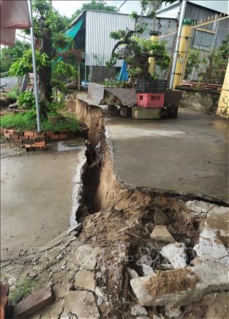 Trong ảnh: Bờ sông rạch Cái Sắn, thành phố Long Xuyên bị sạt lở sâu 5m, rộng 4,5m đe dọa nhà dân. Ảnh: Thanh Sang - TTXVN./.