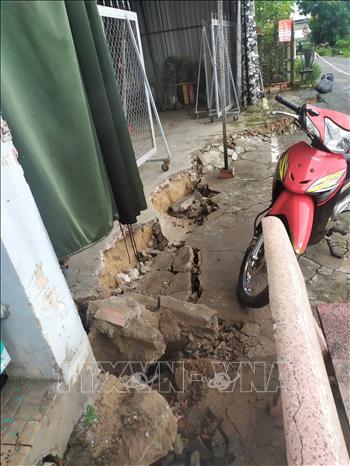 Trong ảnh: Một căn nhà của người dân bị sụp lún do bờ sông rạch Cái Sắn, thành phố Long Xuyên bị sạt lở. Ảnh: Thanh Sang - TTXVN./.