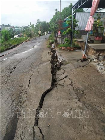 Trong ảnh: Bờ sông rạch Cái Sắn, thành phố Long Xuyên bị sạt lở với chiều dài là 45 m, sâu 5m, rộng 4,5m. Ảnh: Thanh Sang - TTXVN./.