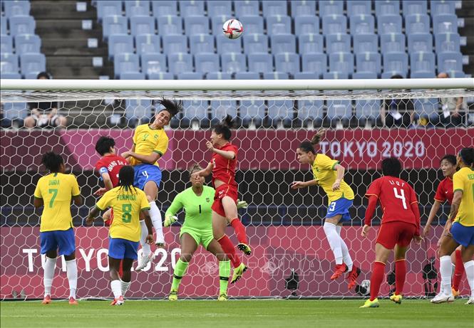 Trong ảnh: Pha tranh bóng bổng giữa các cầu thủ Brazil và Trung Quốc trong trận đấu bảng F, Olympic Tokyo 2020 ở Miyagi, Nhật Bản, ngày 21/7/2021. Ảnh: THX/TTXVN