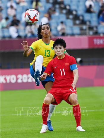 Trong ảnh: Pha tranh bóng bổng giữa cầu thủ Bruna Benites (trái), đội tuyển Brazil và Wang Shanshan, đội tuyển Trung Quốc trong trận đấu bảng F, Olympic Tokyo 2020 ở Miyagi, Nhật Bản, ngày 21/7/2021. Ảnh: THX/TTXVN