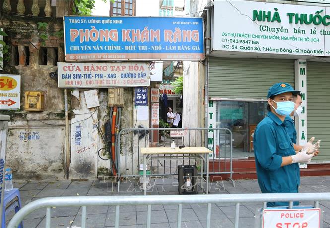 Trong ảnh: Ngõ 54 Quán Sứ bị phong tỏa. Ảnh: Hoàng Hiếu - TTXVN 