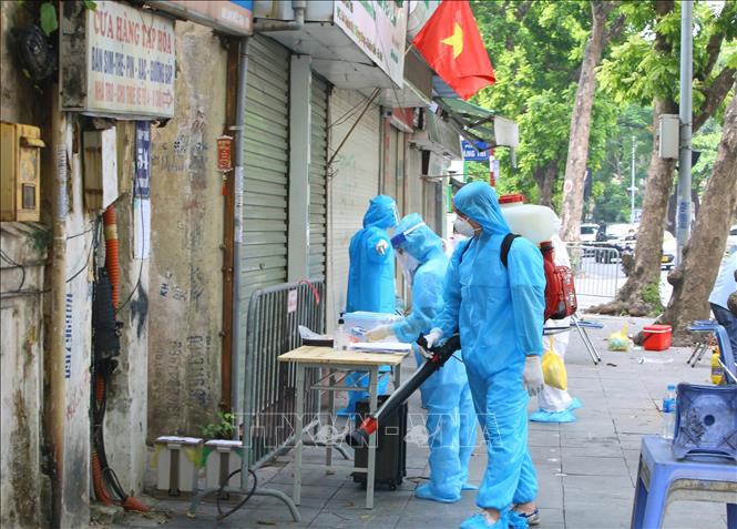 Trong ảnh: Phun khử khuẩn toàn bộ khu vực ngõ 54 Quán Sứ. Ảnh: Hoàng Hiếu - TTXVN 