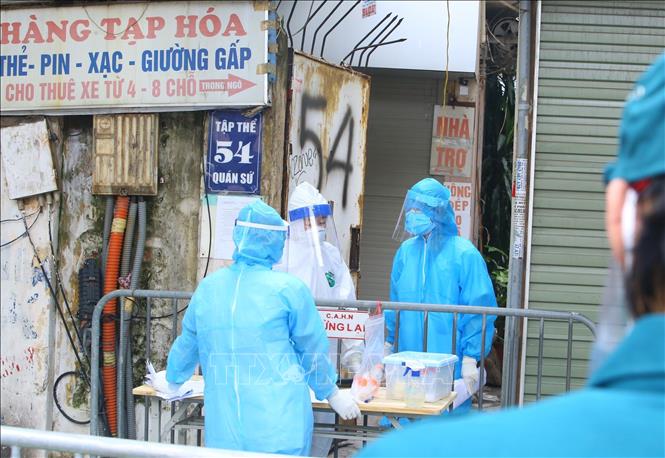 Trong ảnh: Y tế quận Hoàn Kiếm chuẩn bị lấy mẫu người dân trong ngõ 54 Quán Sứ. Ảnh: Hoàng Hiếu - TTXVN 