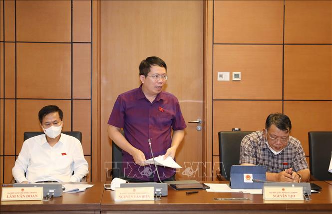 Đại biểu Quốc hội tỉnh Lâm Đồng Nguyễn Văn Hiển thảo luận ở tổ. Ảnh: Phương Hoa - TTXVN