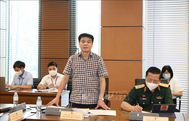 Đại biểu Quốc hội tỉnh Lai Châu Nguyễn Hữu Toàn thảo luận ở tổ. Ảnh: Phương Hoa - TTXVN