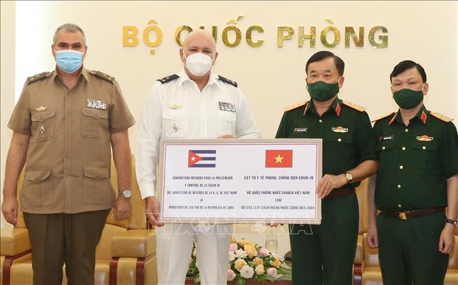Thượng tướng Hoàng Xuân Chiến trao thiết bị, vật tư y tế phòng chống dịch COVID-19 trị giá 5 tỷ đồng của Bộ Quốc phòng Việt Nam tặng Bộ Các lực lượng vũ trang Cách mạng Cuba. Ảnh: Hồng Pha - TTXVN phát