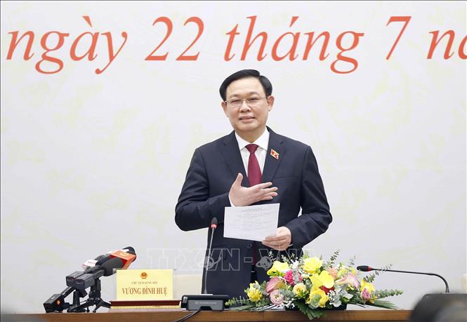 Chủ tịch Quốc hội Vương Đình Huệ trả lời các câu hỏi của phóng viên báo chí. Ảnh: Doãn Tấn - TTXVN