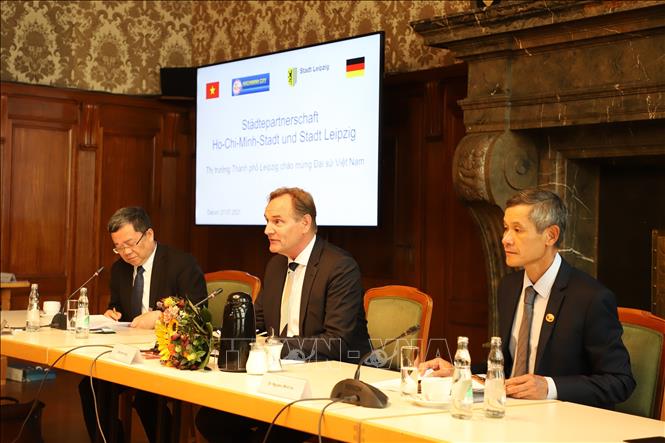 Trong ảnh: Thị trưởng Leipzig, ông Burkhard Jung (giữa) và Đại sứ Nguyễn Minh Vũ (phải) làm việc tại buổi lễ thiết lập quan hệ đối tác giữa Leipzig với TP. Hồ Chí Minh. Ảnh: Mạnh Hùng - P/v TTXVN tại Đức