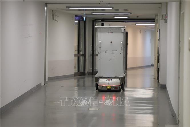 Trong ảnh: Các robot vận chuyển tự động thiết bị, vật tư y tế tại Bệnh viện Đại học Leipzig. Ảnh: Mạnh Hùng - P/v TTXVN tại Đức