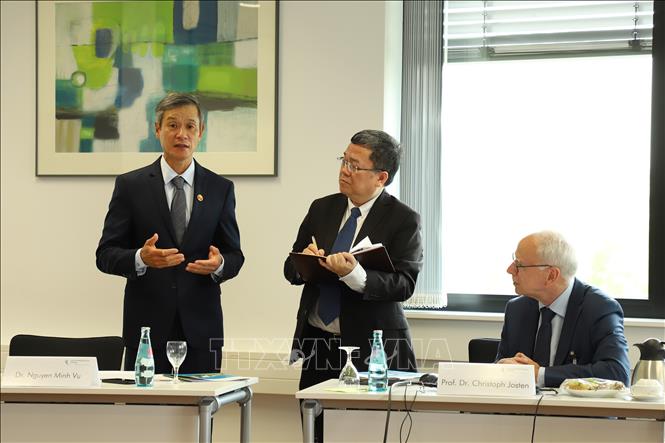Trong ảnh: Đại sứ, Tiến sĩ Nguyễn Minh Vũ (trái) và Giáo sư, Tiến sĩ Christoph Josten - Giám đốc Bệnh viện Đại học Leipzig (phải) trao đổi tại buổi làm việc. Ảnh: Mạnh Hùng - P/v TTXVN tại Đức