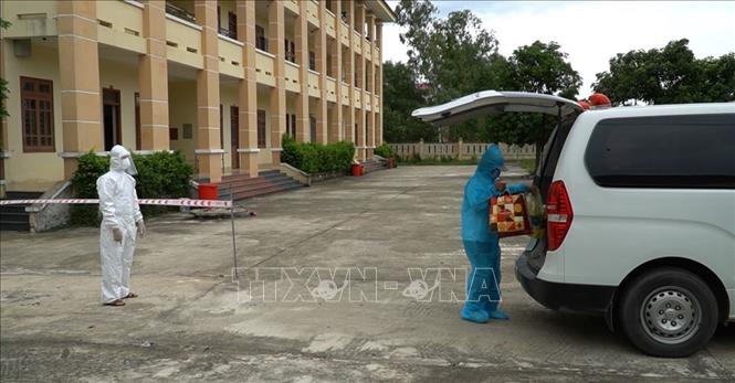 Lực lượng chức năng đưa bệnh nhân COVID-19 đến điều trị, cách ly tại Bệnh viện Dã chiến tỉnh Quảng Bình. Ảnh: Võ Dung -TTXVN