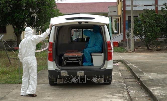 Bệnh nhân COVID-19 được đưa đi cách ly, điều trị tại Bệnh viện Dã chiến trên địa bàn tỉnh Quảng Bình. Ảnh: Võ Dung -TTXVN