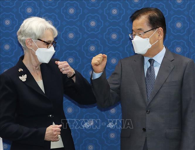 Trong ảnh: Ngoại trưởng Hàn Quốc Chung Eui-yong (phải) trong cuộc gặp Thứ trưởng Ngoại giao Mỹ Wendy Sherman tại Seoul ngày 22/7/2021. Ảnh: YONHAP/TTXVN