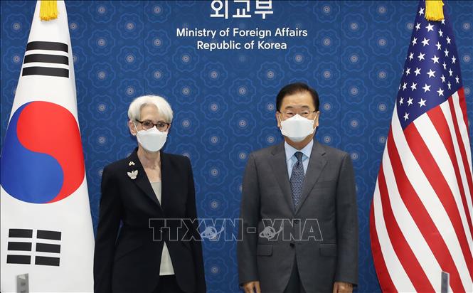Trong ảnh: Ngoại trưởng Hàn Quốc Chung Eui-yong (phải) trong cuộc gặp Thứ trưởng Ngoại giao Mỹ Wendy Sherman tại Seoul ngày 22/7/2021. Ảnh: YONHAP/TTXVN