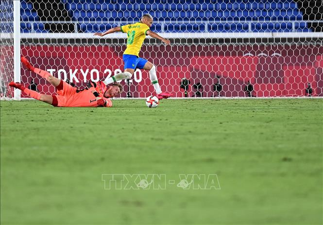 Trong ảnh: Pha ghi bàn thắng của tiền đạo tuyển Olympic Brazil Richarlison (phải) vào lưới tuyển Đức trong trận đấu mở màn bảng D ở Olympic Tokyo 2020 trên sân Yokohama, Nhật Bản ngày 22/7/2021. Ảnh: THX/TTXVN
