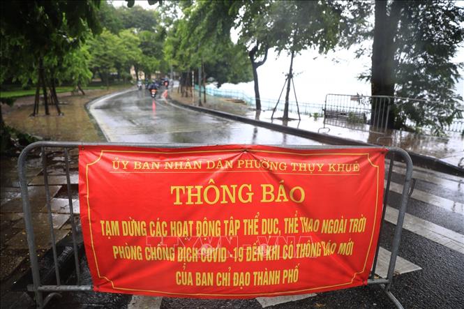 Trong ảnh: Sau khi có ca F0 từng tập thể dục, đạp xe quanh hồ Tây, sáng 23/7/2021, hiện tượng người dân cố tình tập thể dục, đạp xe quanh hồ đã không còn. Ảnh: Thành Đạt - TTXVN