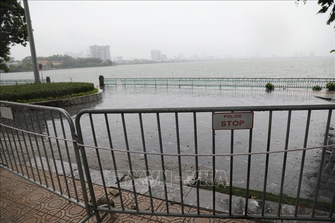 Trong ảnh: Sau khi có ca F0 từng tập thể dục, đạp xe quanh hồ Tây, sáng 23/7/2021, hiện tượng người dân cố tình tập thể dục, đạp xe quanh hồ đã không còn. Ảnh: Thành Đạt - TTXVN