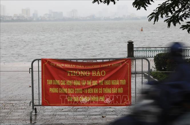 Trong ảnh: Cơn mưa sáng 23/7 cùng với thông tin có ca F0 tập thể dục quanh hồ Tây khiến khu vực quanh hồ không còn người tập thể dục. Ảnh: Thành Đạt - TTXVN 