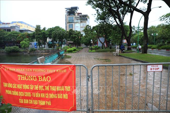 Trong ảnh: Không còn hiện tượng người dân tập thể dục tại khu vực quanh hồ Tây. Ảnh: Thành Đạt - TTXVN