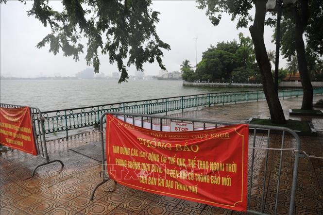 Trong ảnh: Sau khi có ca F0 từng tập thể dục, đạp xe quanh hồ Tây, sáng 23/7/2021, hiện tượng người dân cố tình tập thể dục, đạp xe quanh hồ đã không còn. Ảnh: Thành Đạt - TTXVN
