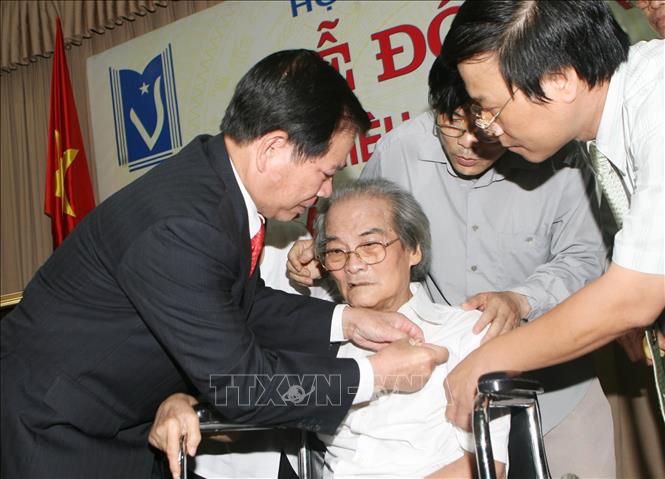 Ngày 22/6/2011, tại Hà Nội, Chủ tịch nước Nguyễn Minh Triết trao tặng Danh hiệu Anh hùng Lao động cho Nhà văn Sơn Tùng vì đã có thành tích đặc biệt xuất sắc trong lao động, sáng tạo, góp phần vào sự nghiệp xây dựng CNXH và bảo vệ Tổ quốc. Ảnh: Nguyễn Khang - TTXVN