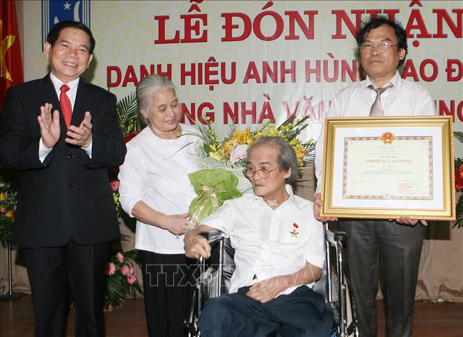 Ngày 22/6/2011, tại Hà Nội, Chủ tịch nước Nguyễn Minh Triết trao tặng Danh hiệu Anh hùng Lao động cho Nhà văn Sơn Tùng vì đã có thành tích đặc biệt xuất sắc trong lao động, sáng tạo, góp phần vào sự nghiệp xây dựng CNXH và bảo vệ Tổ quốc. Ảnh: Nguyễn Khang - TTXVN