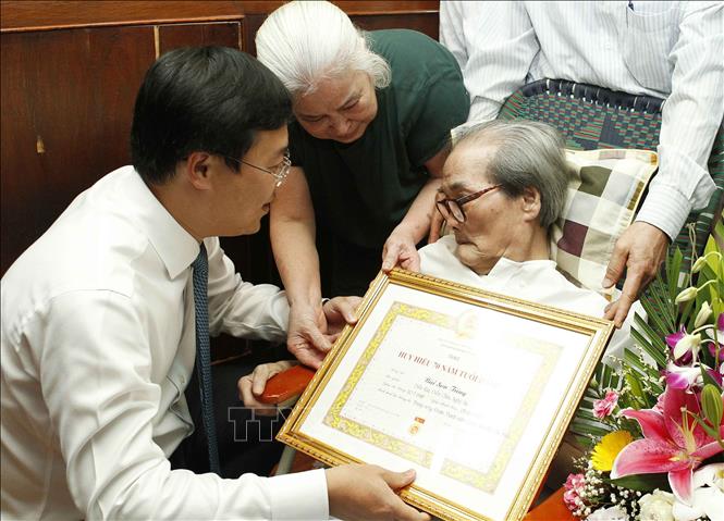 Đồng chí Lê Quốc Phong, Ủy viên dự khuyết Trung ương Đảng, Bí thư thứ nhất Trung ương Đoàn trao Huy hiệu 70 năm tuổi Đảng đợt 19/5/2018 cho Nhà văn Sơn Tùng, ngày 17/5/2018, tại Hà Nội. Ảnh: Văn Điệp - TTXVN