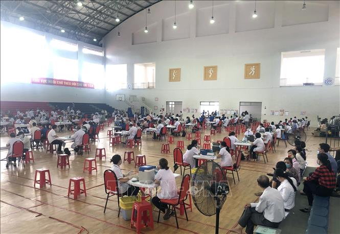 Thành phố Quy Nhơn triển khai tiêm vaccine phòng COVID-19 tại Nhà thi đấu Đại học Quy Nhơn. Ảnh: Nguyên Linh-TTXVN